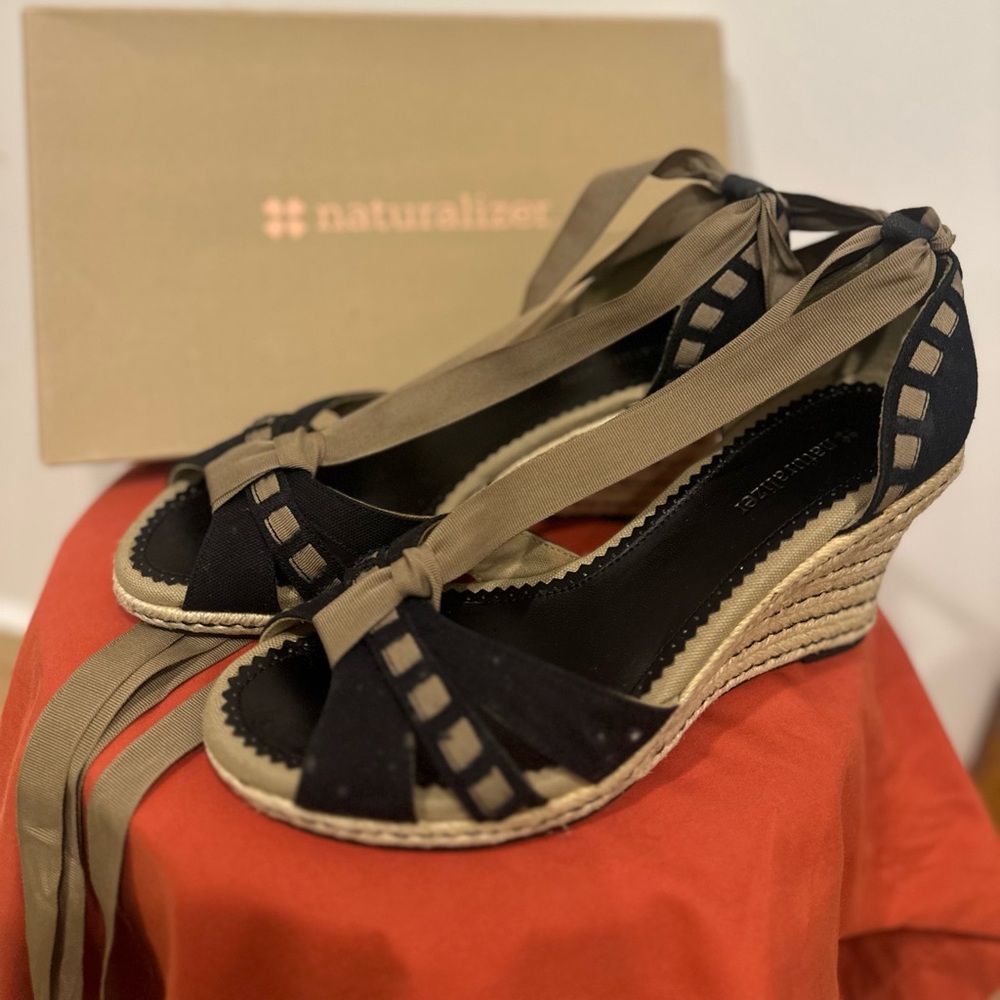 Used/ Naturaizer wedge shoes. Black/ Beige. 7.5M